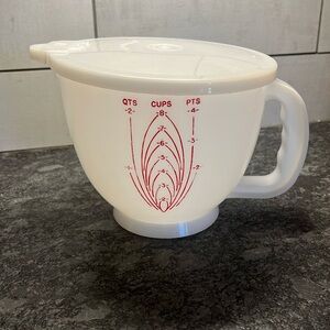 COPY - Vintage Tupperware 8 cup measuring cup in excellent condition. WITH FLIP…